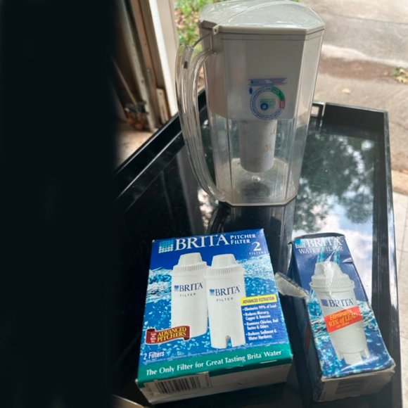 Brita Water Pitcher with 2 Advanced Filters and 1 water filter - Picture 3 of 5